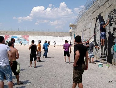 Κρατούμενοι φυλακών Αυλώνα για τον Αλβανό φονιά: «Ο τύπος εκτός από μερικές σφαλιάρες και κλωτσιές δεν έπαθε τίποτα»